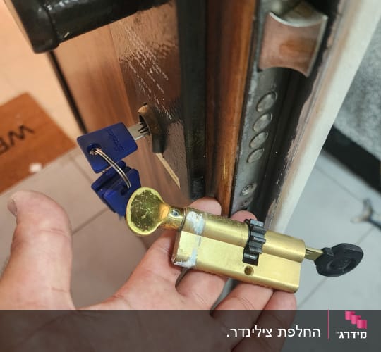 החלפת צילינדר עם כפתור פרפר בדלת כניסה